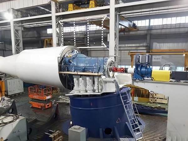 Wind turbine main shaft bearing bending moment loading test bench